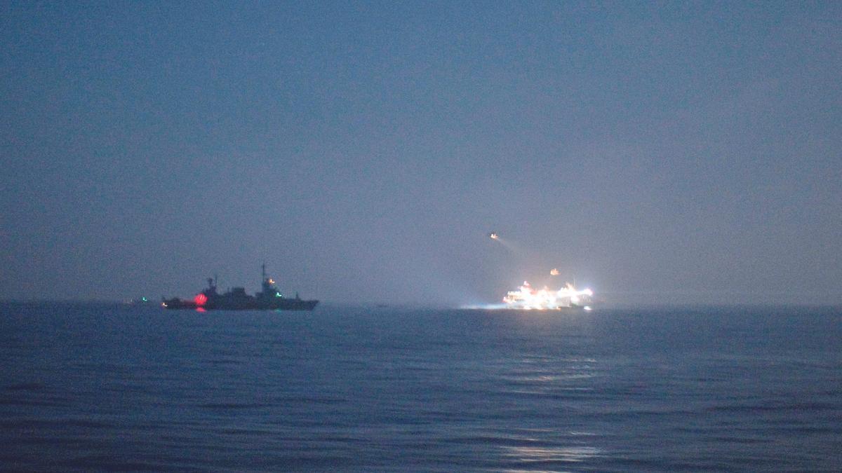31/5/2010.- Un barco de la marina israelí intercepta en aguas internacionales a un grupo de barcos que transporta ayuda humanitaria para Gaza. Una decena de personas murieron y al menos otras 30 han resultado heridas