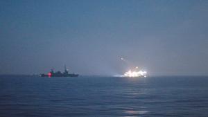 ISRAEL 31/5/2010.- Un barco de la marina israelí intercepta a un grupo de barcos que transporta ayuda humanitaria para Gaza hoy, lunes 31 de mayo de 2010. Más de una decena de personas han muerto y al menos otras 30 han resultado heridas hoy en el asalto del Ejército de Israel a la Flotilla de la Libertad, un grupo de barcos con ayuda humanitaria para Gaza, en un ataque que ha causado conmoción e indignación en la comunidad internacional. Otras fuentes sin confirmar contabilizan entre 16 y 20 las víctimas mortales a los heridos entre 30 y 60. EFE/Uriel Sinai/POOL / FLOTA. BUQUES. ATAQUE.