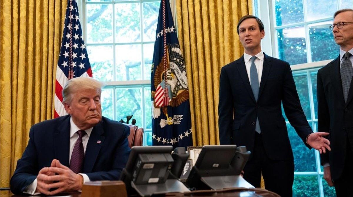 Kushner, junto al ya expresidente de EE UU, Donald Trump, en el Despacho Oval.