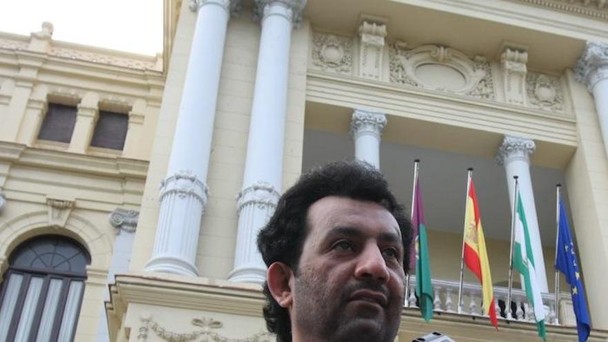 El jeque Al-Thani sale del Ayuntamiento tras una reunión en  mayo de 2014 con el alcalde de Málaga.