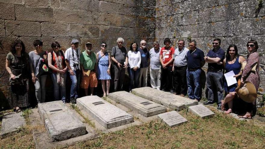 Asistentes a este encuentro, ayer, ante las tumbas de Marcial y Avelina Valladares. // Bernabé/Javier Lalín