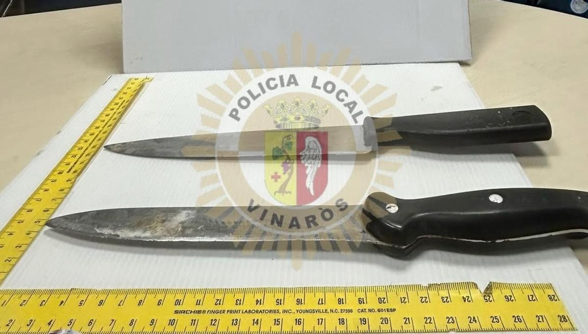 Los dos cuchillos incautados a los dos menores detenidos en Vinaròs.