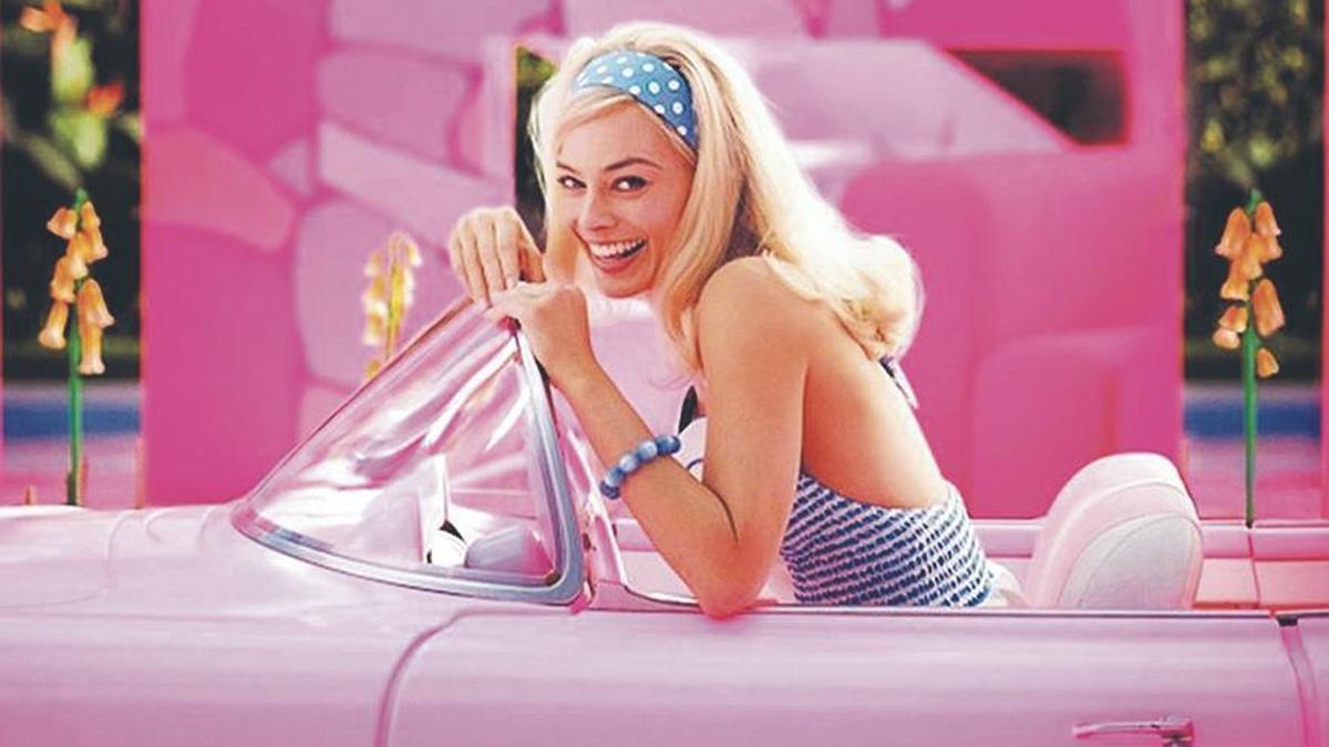 La actriz australiana Margot Robbie, caracterizada como Barbie.