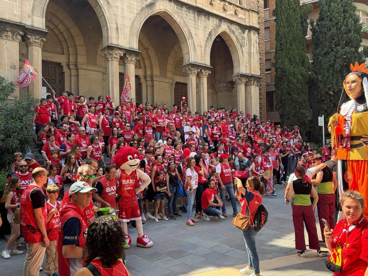El Manresa guanya 4-1 contra el Badalona i amb la derrota del Cornellà ascendeix a Segona RFEF El Manresa guanya 4-1 contra el Badalona i amb la derrota del Cornellà ascendeix a Segona RFEF