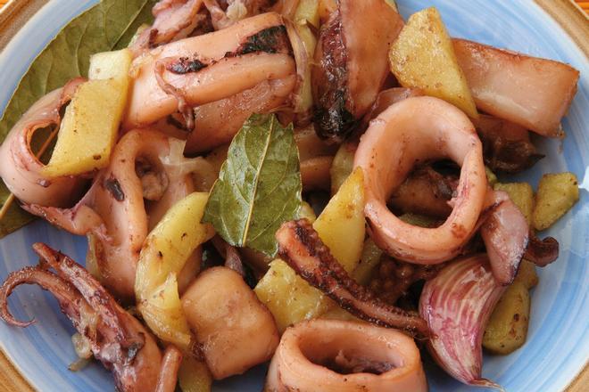 Frita de calamar, plato típico de Ibiza