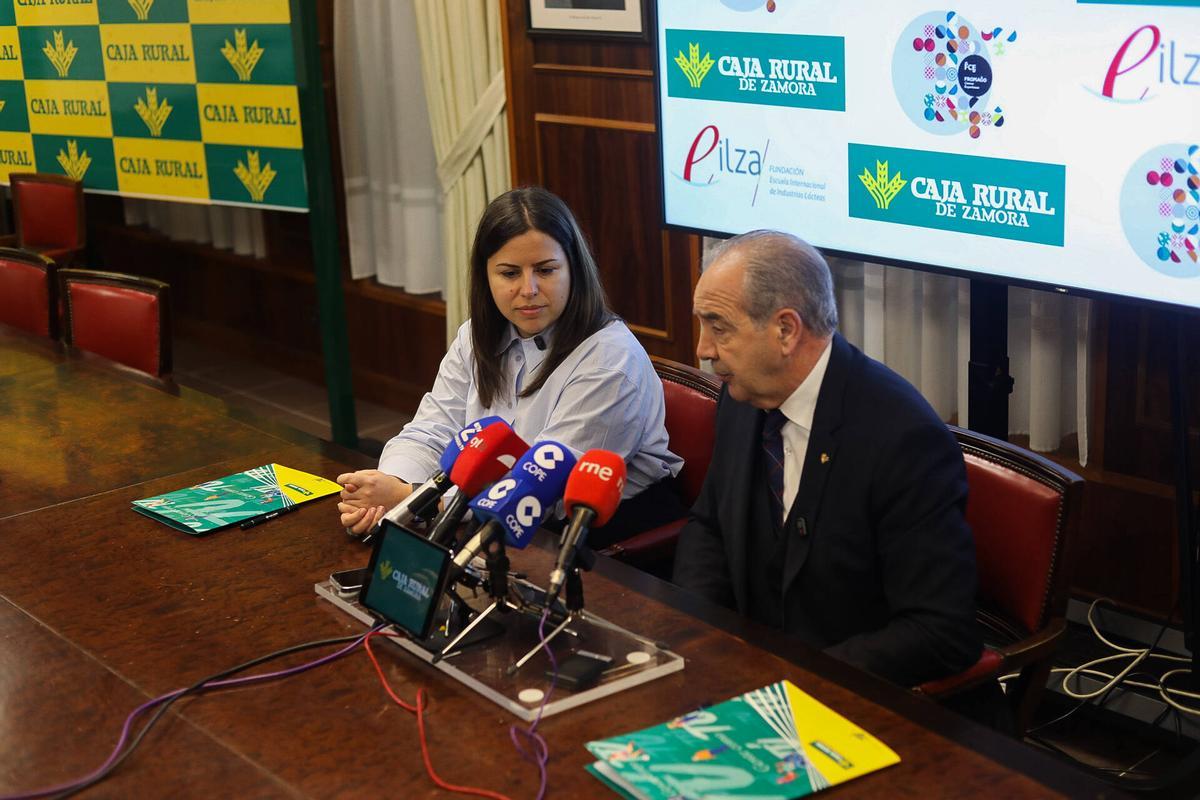 Sara Fregeneda López, presidenta de la Escuela Internacional de Industrias Lácteas (EIilza) y Cipriano García, director general de Caja Rural de Zamora.