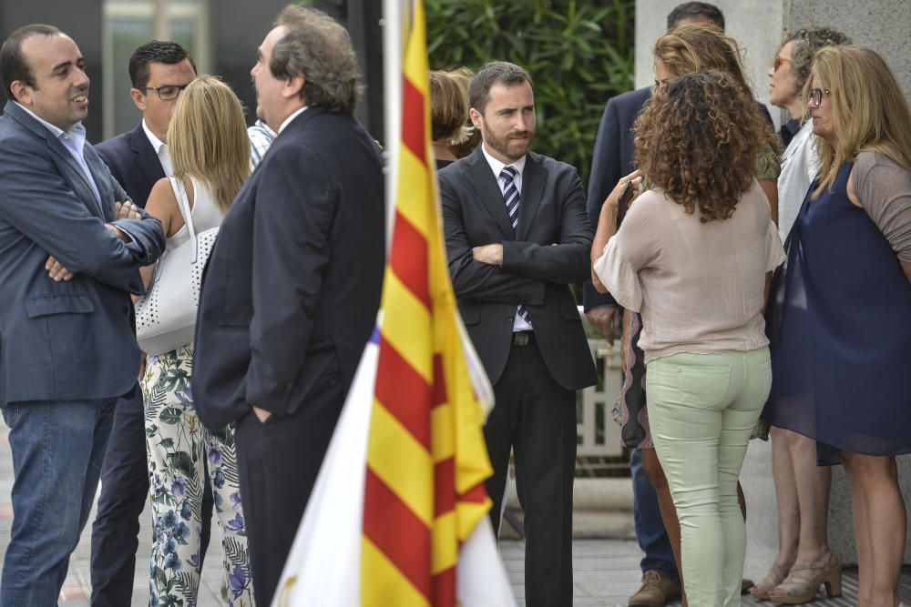 20/08/17.LAS PALMAS DE GRAN  CANARIA. El presidente del Gobierno de Canarias, Fernado Clavijo, izó la bandera de Cataluña por el atentado de Barcelona y Cambrils, frente a la sede de Presidencia en Las Palmas de Gran Canaria. FOTO: J. PÉREZ CURBELO