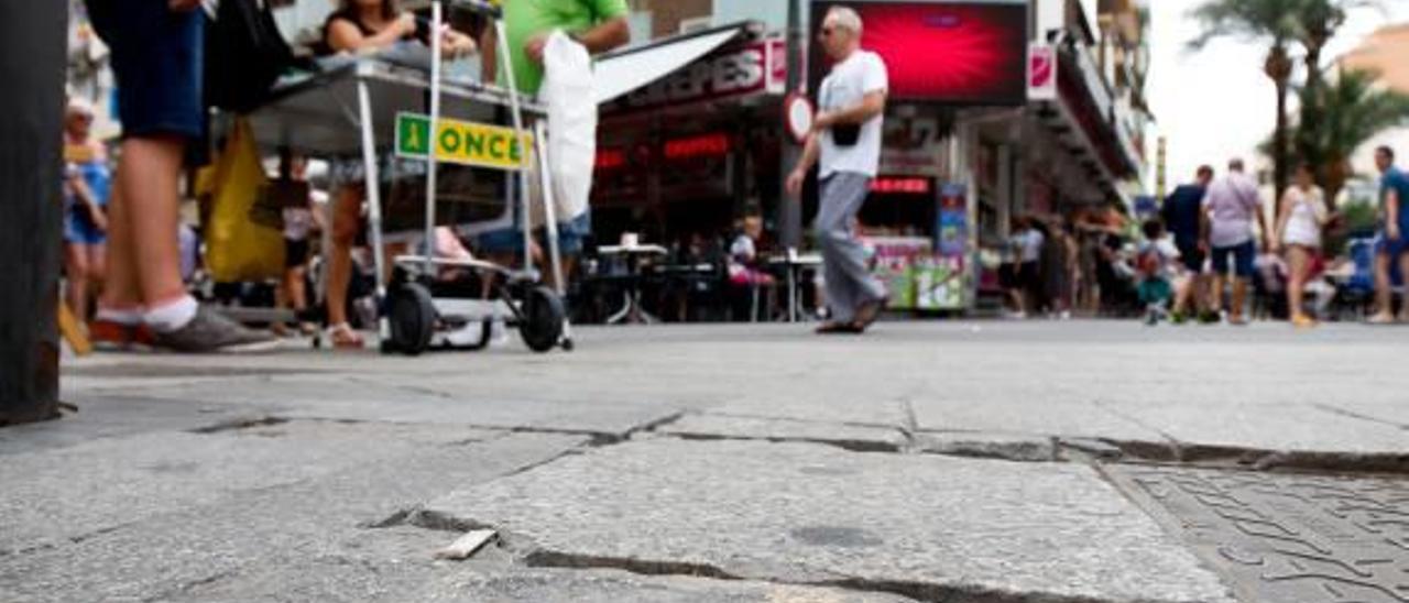 Cuando salir a la calle en Benidorm es una carrera  de obstáculos