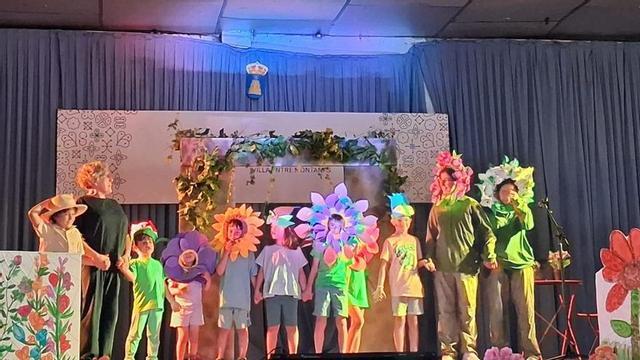 El grupo de niños y prejuveniles de Tabuenca despide el curso sobre el escenario.
