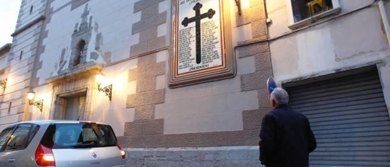 Mural de la cruz de los caídos en el muro de la iglesia de Rafelbunyol.