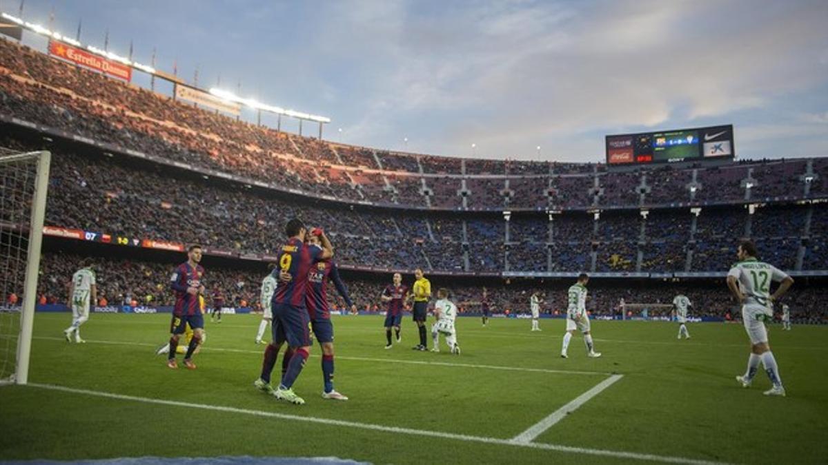 Los jugadores del Barça celebran un gol, con el Camp Nou de fondo, en el partido ante el Córdoba.