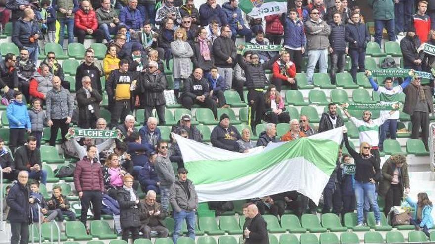 Aficionados franjiverdes ayer en las gradas del estadio Martínez Valero.