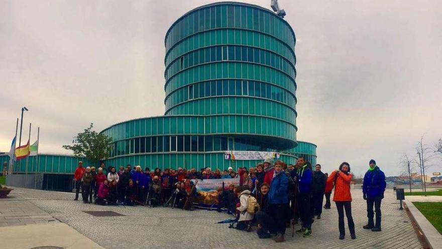 Participantes en la etapa del pasado sábado, antes de empezar, delante del consistorio de Lalín.