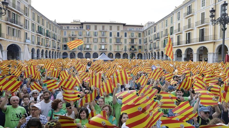 Miles de personas exigen en Palma defender el catalán frente a las medidas del PP y Vox