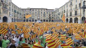 Masivo clamor por el catalán en una plaza Major desbordada de gente.