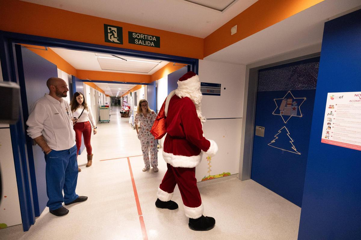 Todas las imágenes de la visita de Papá Noel al hospital Can Misses