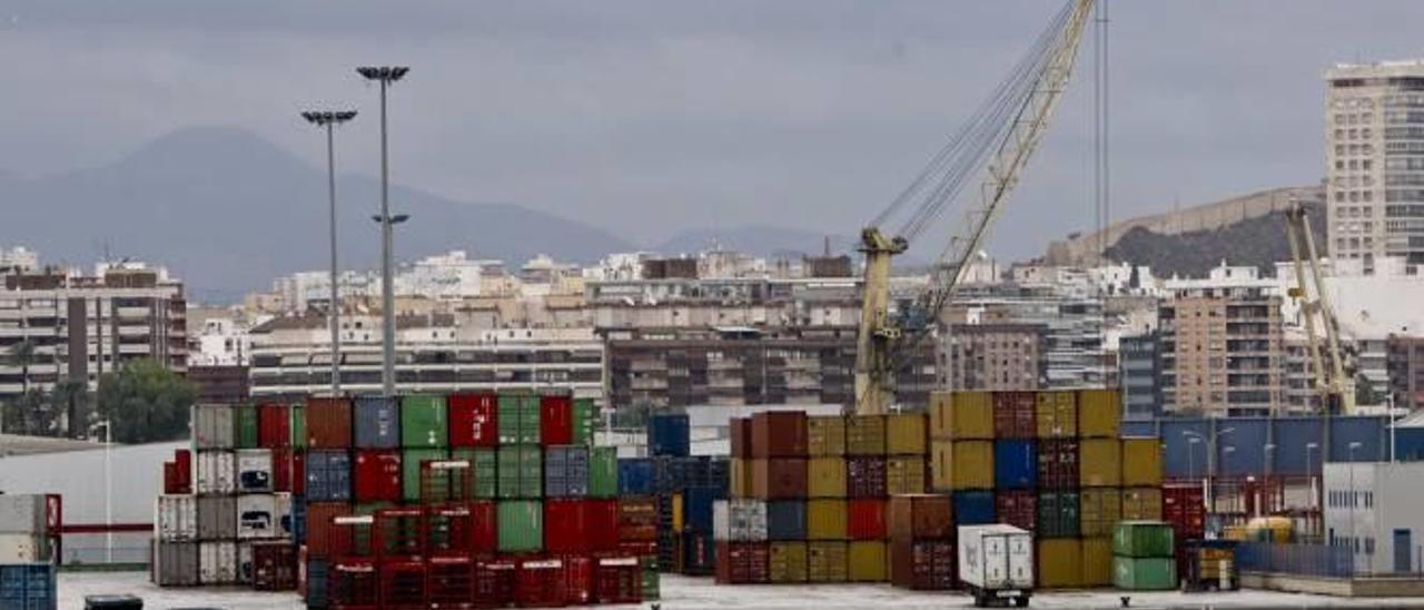 La zona de carga y descarga del Puerto de Alicante.