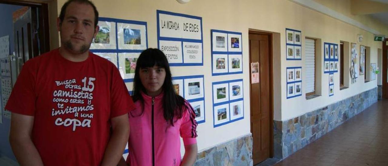 Pablo García y Vanesa Jaquete posan junto a la muestra fotográfica.