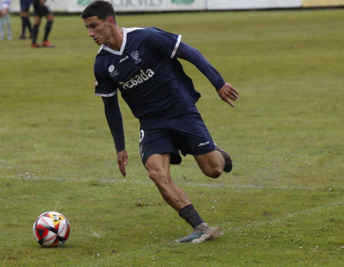 Miguel Cuesta controla un balón durante el encuentro. | Fernando Rodríguez