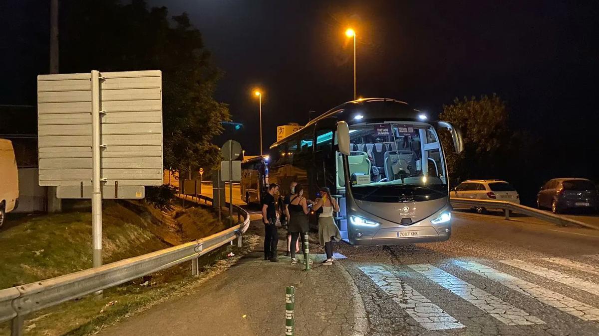 Joves davant d&#039;un bus de Patum