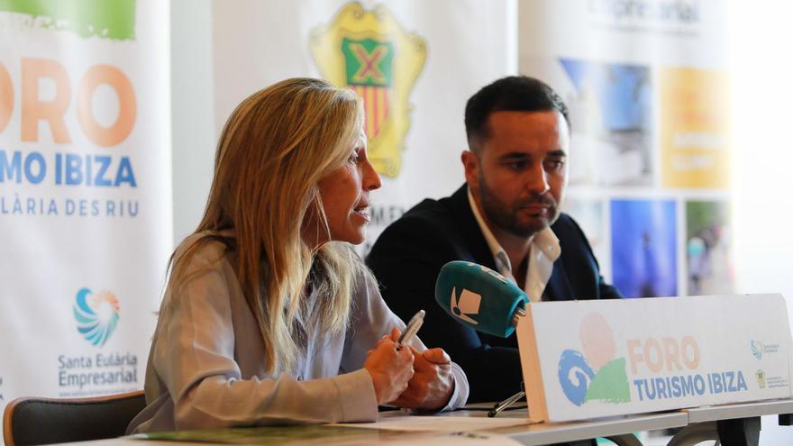 Carmen Ferrer y Vicent Guasch, durante la presentación del evento. | TONI ESCOBAR