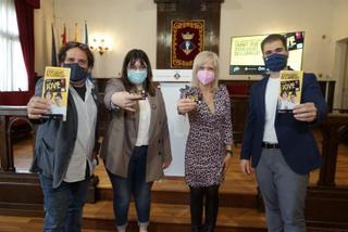 El Ayuntamiento firma el convenio para poner en marcha el Carnet Jove de Esplugues