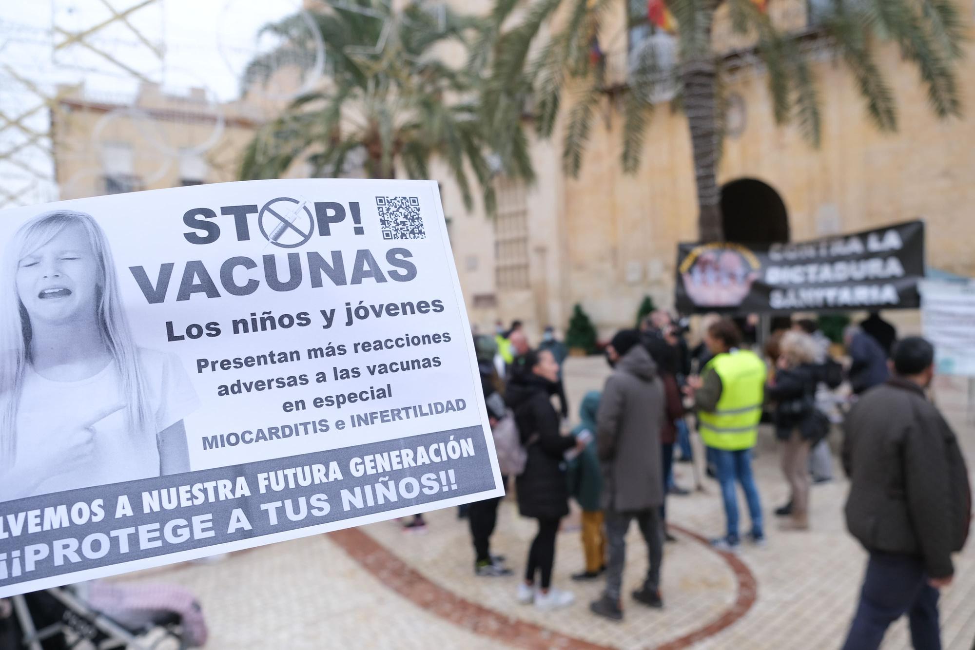 Concentración antivacunas en Elche contra el pasaporte covid y la inoculación de niños