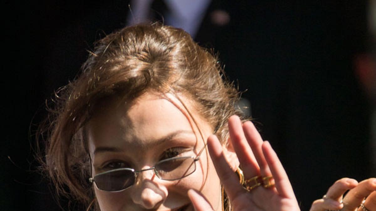 Bella Hadid con gafas de sol retro