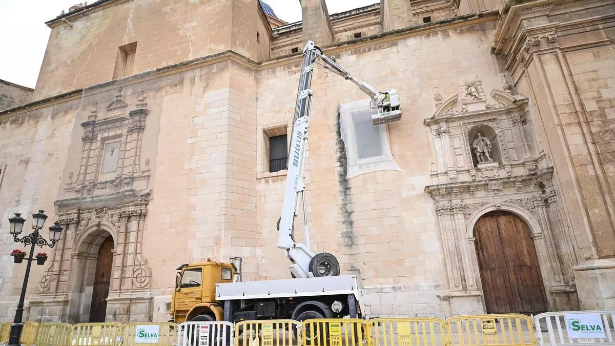 La basílica de Santa María de Elche suma tres nuevas redes de protección en su fachada por los desprendimientos