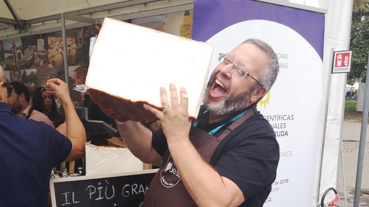 Andrés, con un trozo de uno de los quesos más grandes del mundo. | INFORMACIÓN