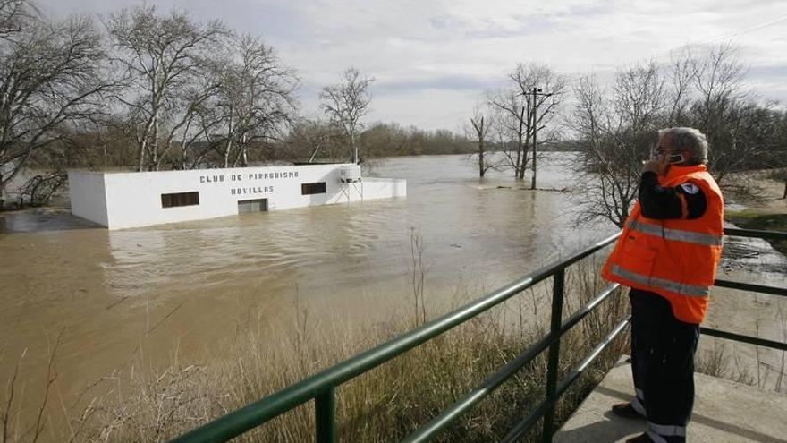 La CHE ubica hitos de control de niveles del río en zonas con riesgo de riadas