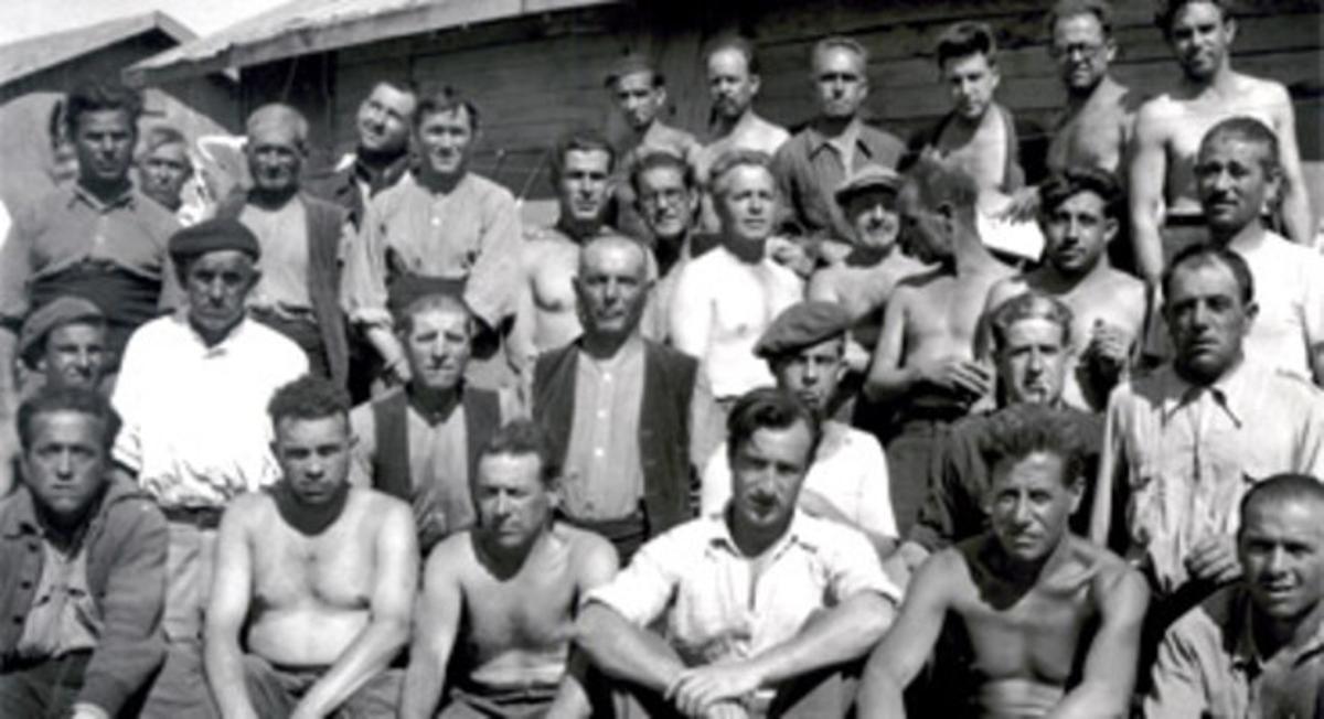 Un grup d’exiliats espanyols posen, el 1939, per a Antoni Agulló, al camp de Bram (França). ANTONI AGULLÓ Un grup d’exiliats espanyols posen, el 1939, per a Antoni Agulló, al camp de Bram (França). ANTONI AGULLÓ