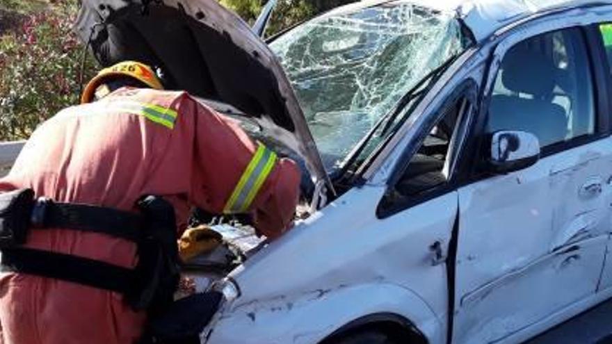 Un bombero, con el primer coche siniestrado.