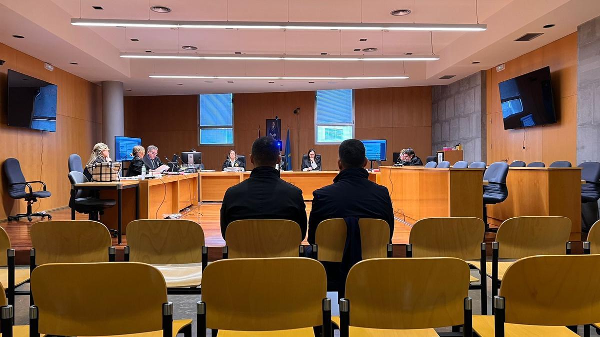 Los acusados, de espaldas, al inicio del juicio.