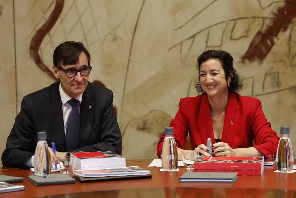 El presidente de la Generalitat, Salvador Illa, junto a la consellera de Economía y Finanzas, Alicia Romero, durante la reunión extraordinaria del Govern.
