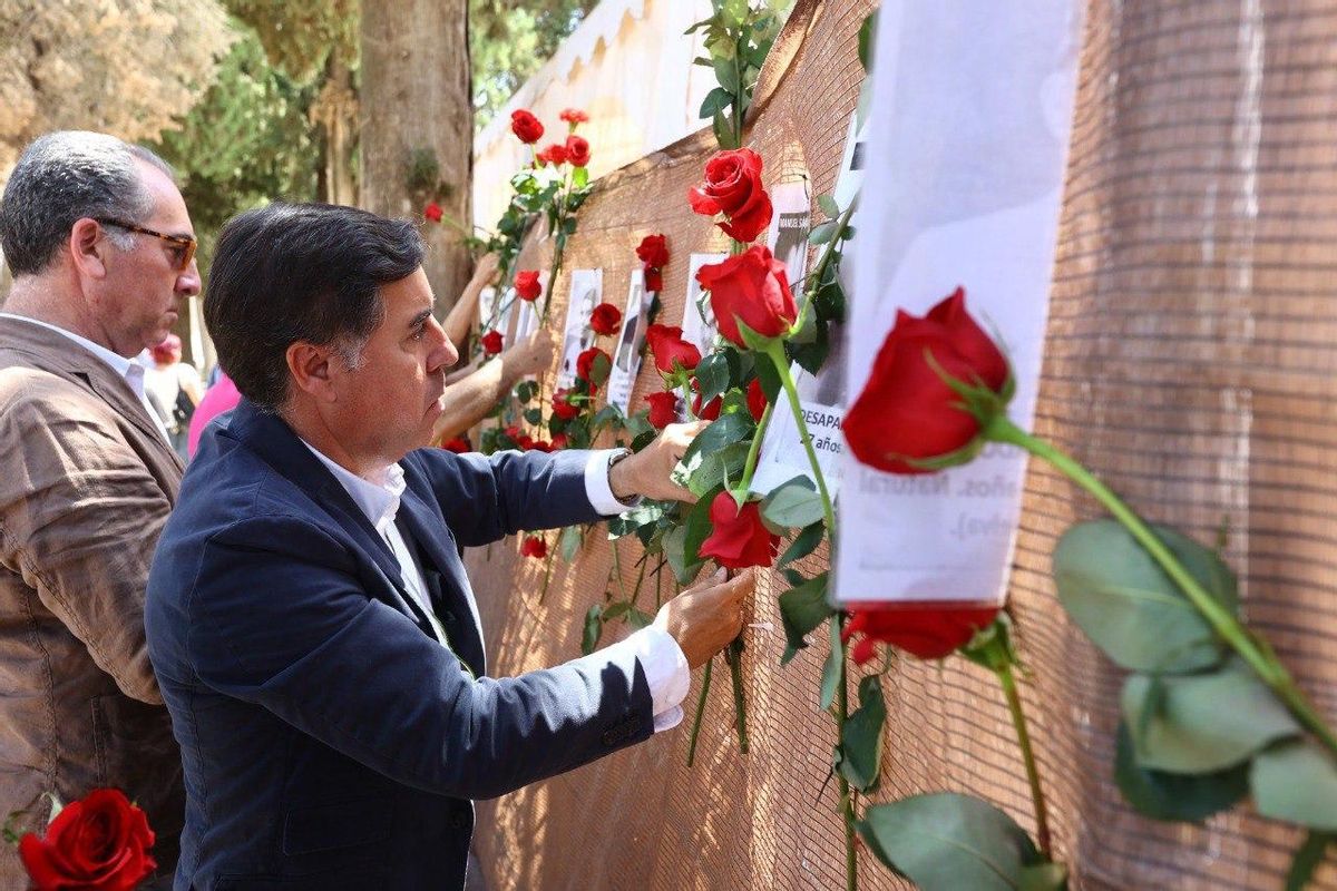El delegado Luis Madruga en la ofrenda floral.