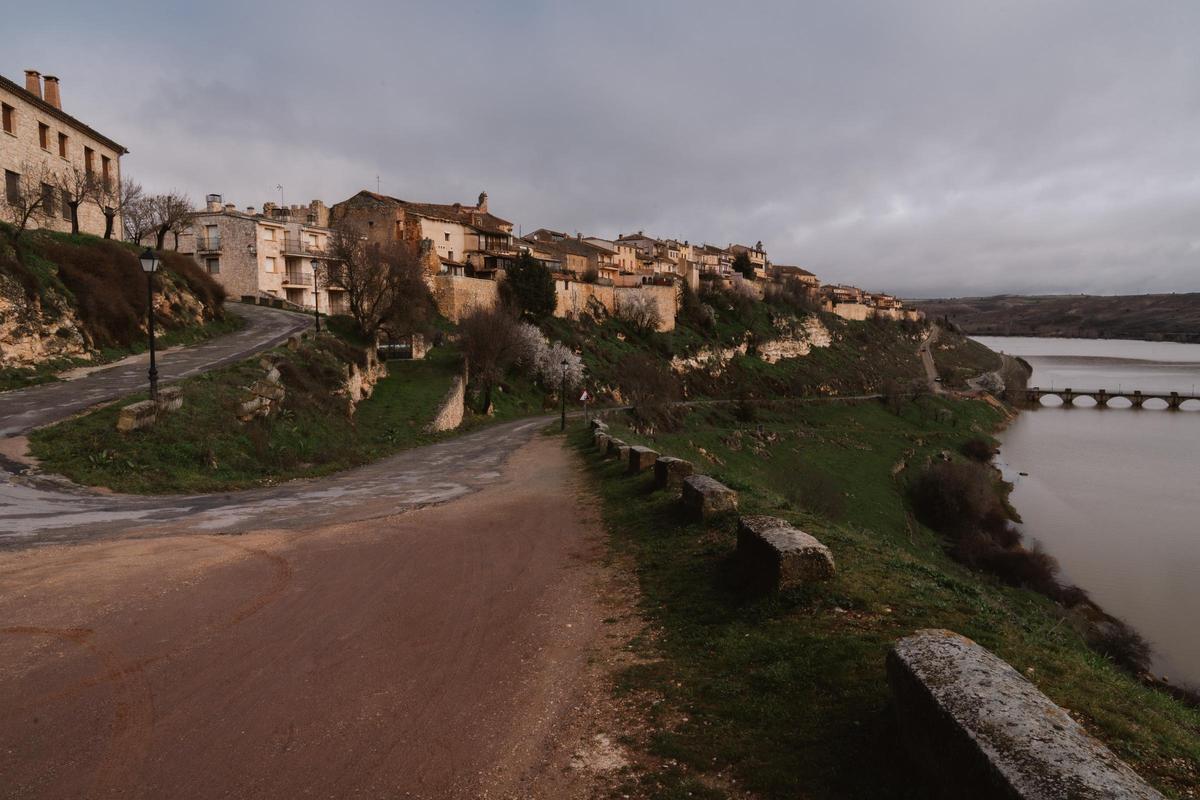 Perspetiva de la villa medieval de Maderuelo, en cuya iglesia se encuentra la momia.