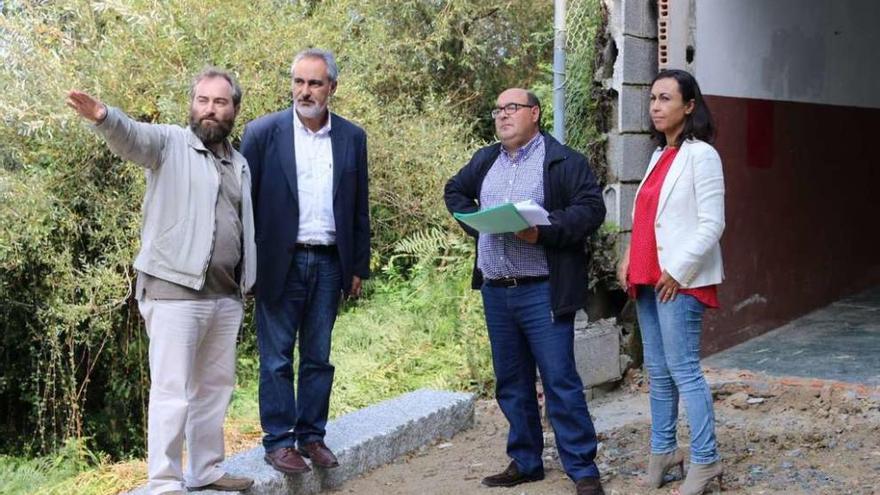 De izda. a dcha., arquitecto, cargos de la Xunta y alcaldesa comprueban el estado de las obras. // FdV