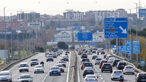 Decenas de vehículos abandonan Madrid por la A-5, este jueves con motivo del puente de la Constitución. Las carreteras españolas registran retenciones y tráfico lento en Madrid, Barcelona, Valencia y otras provincias en el arranque de la operación salida de tráfico por el puente de la Constitución y la Inmaculada, que ha comenzado a las 15:00 horas de este jueves y se extenderá hasta la medianoche del lunes 9. EFE/ Rodrigo Jiménez