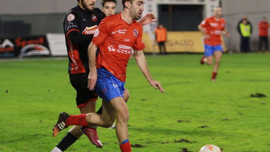 Champi, perseguido por un jugador del Estradense. |  // I. OSORIO