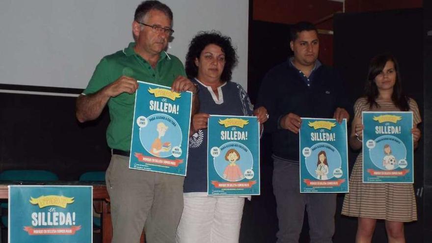 Manuel Cuiña, Pilar Peón, Klaus Brey y Aída Castro sostienen los carteles de la campaña.