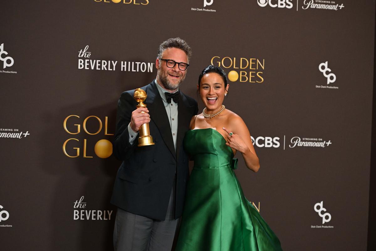 11 January 2026, US, Los Angeles: Canadian actor Seth Rogen and American actress Chase Sui Wonders celebrate in the Press Room during the 83rd Golden Globe Awards. Photo: Kevin Sullivan/ZUMA Press Wire/dpa Kevin Sullivan/ZUMA Press Wire/d / DPA 11/01/2026 ONLY FOR USE IN SPAIN. Kevin Sullivan/ZUMA Press Wire/d / DPA;entertainment;celebrity;arts;culture;televison;theatre;radio;music;fashion;cinema;83rd Golden Globe Awards;