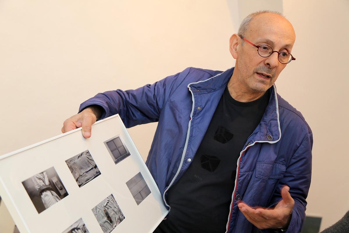 Francisco Salido muestra una de sus obras en la Casa del Inca.