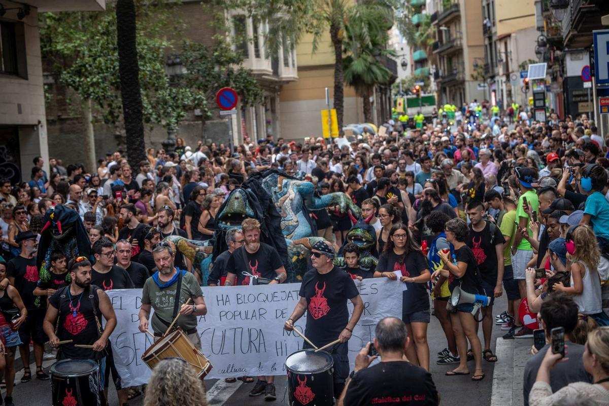 Un funeral por la cultura popular sustituye la masiva cercavila de las fiestas de Gràcia 2024