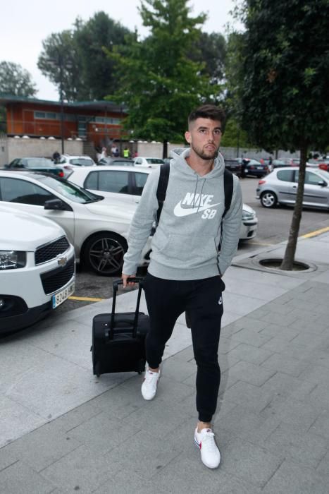 Jordi Calavera, nuevo fichaje del Sporting, llega a su hotel a Gijón, donde se encontró con Scepovic.