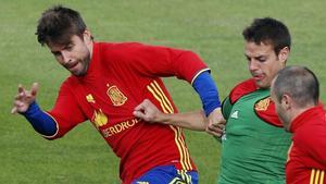 Piqué, junto a Azpilicueta e Iniesta, en un entrenamiento.