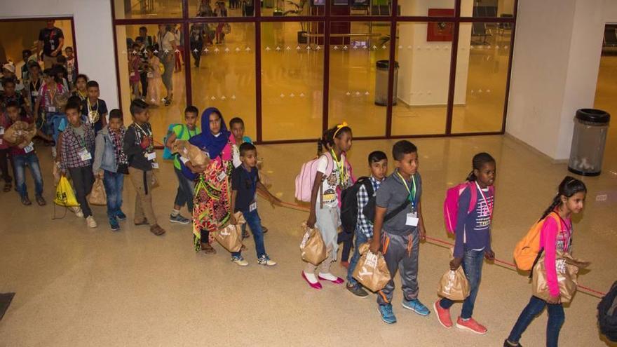 Los niños saharauis llegan al aeropuerto de Palma.