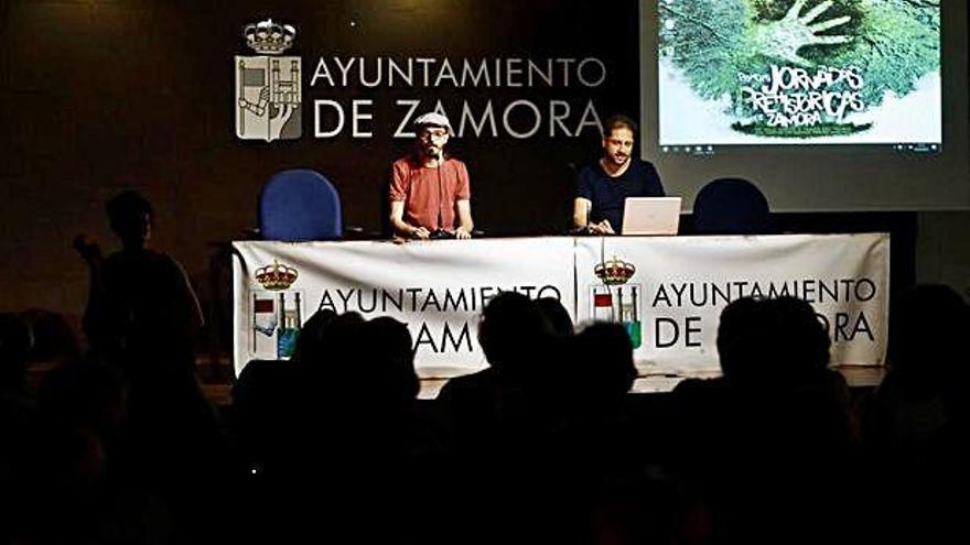 El coordinador de las cuevas prehistóricas de Altamira, Daniel Garrido (derecha), junto a Paco González, organizador de las jornadas.