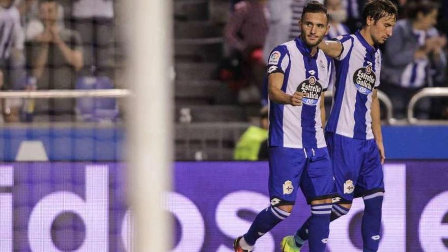 Lucas recibe la felicitación de Mosquera tras transformar el penalti que significó el 2-1 definitivo ante el Eibar.