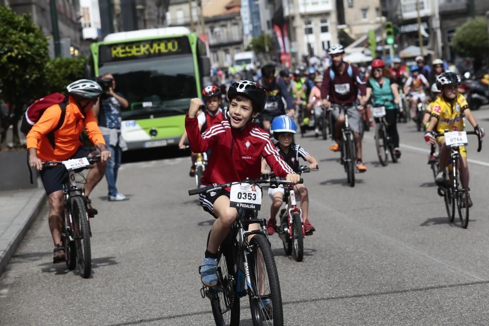 Centenares de vigueses de todas las edades participaron ayer en la marcha ciclista A Pedaliña que recorrió el centro de la ciudad para conmemorar el Día Mundial del Medio Ambiente y a favor de Unicef